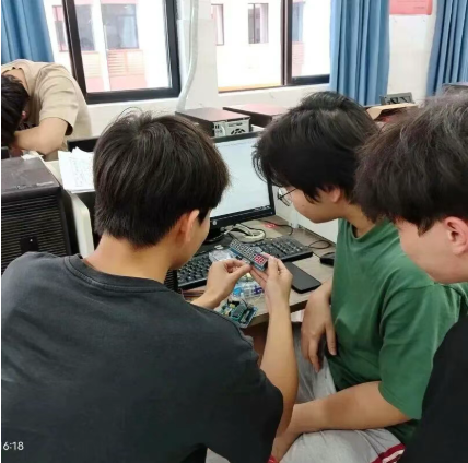 屏幕截图 2025-10-12 225316.png 屏幕截图 2025-10-12 225316.png